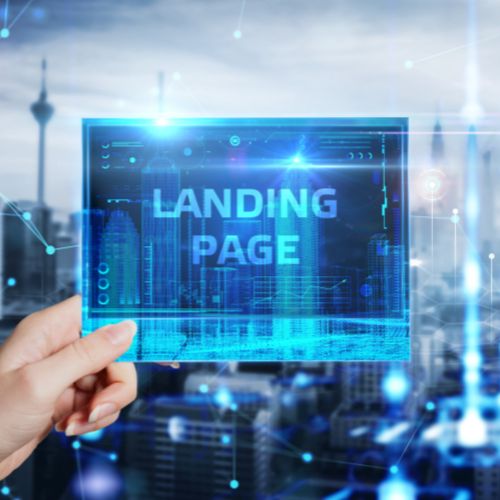Mão segurando uma placa digital azul com o texto “Landing Page” sobre fundo urbano tecnológico, simbolizando design e otimização digital.