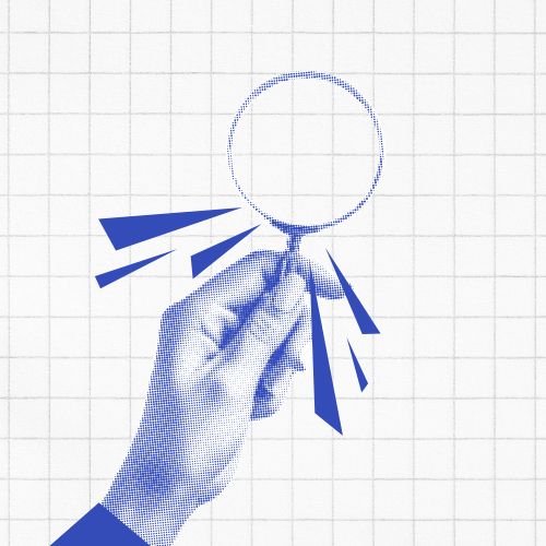 Ilustração em azul de uma mão segurando uma lupa com efeitos de destaque, sobre fundo quadriculado branco, simbolizando busca ou análise.