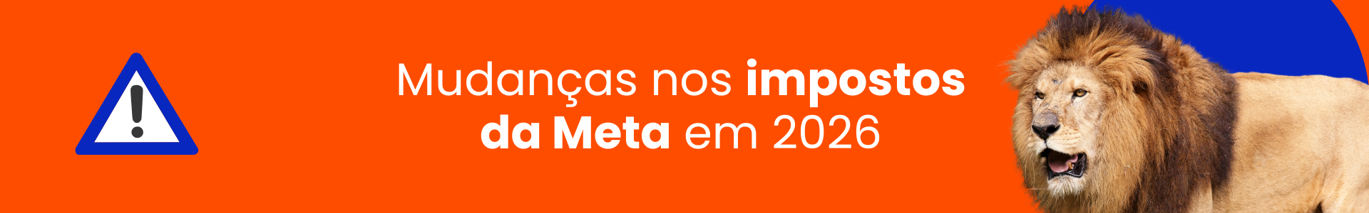Leão em pé com a boca entreaberta sobre fundo dividido em laranja e azul, transmitindo força e destaque visual marcante.