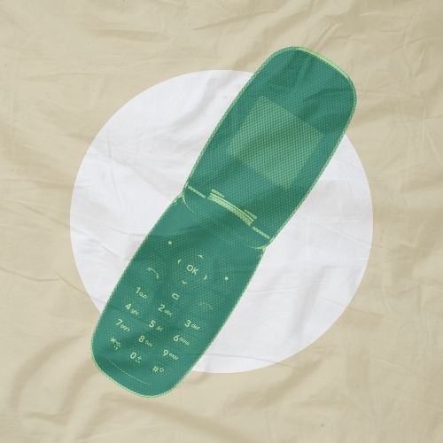 Palminha verde em formato de sola, vista superior, sobre fundo neutro claro, com aparência técnica e acabamento têxtil.