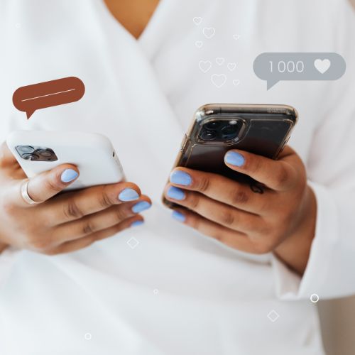 Pessoa usando dois celulares com ícones de mensagens e curtidas, simbolizando interação em redes sociais no contexto profissional.