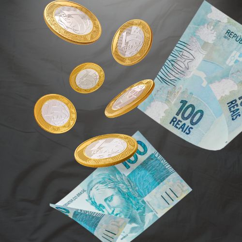 Notas e moedas em queda sobre superfície escura, representando dinheiro, finanças, ganhos ou movimentação de recursos.