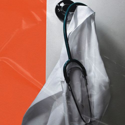 Estetoscópio pendurado em gancho sobre jaleco branco, em ambiente clínico com fundo colorido.