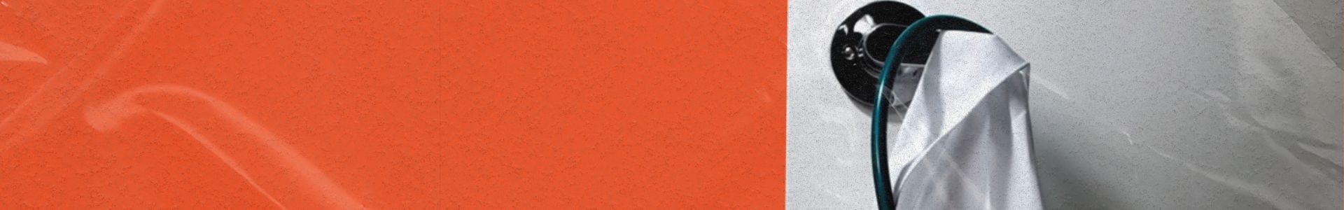 Estetoscópio pendurado em gancho sobre jaleco branco, em ambiente clínico com fundo colorido.