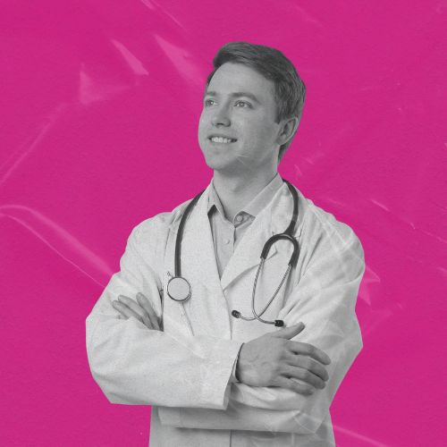 Médico com jaleco e estetoscópio, braços cruzados, olhando para cima com expressão confiante em fundo colorido.