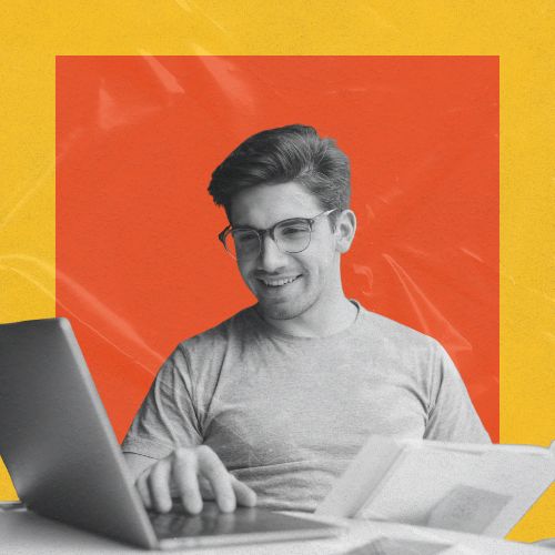 Homem usando notebook enquanto consulta documentos, em composição gráfica com fundo colorido e estilo moderno.
