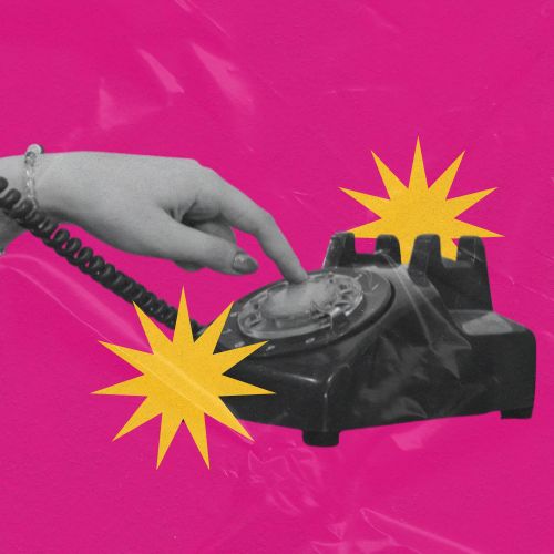 Mão discando telefone antigo sobre fundo rosa vibrante, representando atendimento e comunicação com clientes.