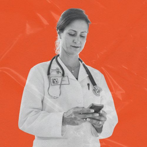 Médica utilizando smartphone, representando estratégias de marketing médico, presença digital e comunicação online com pacientes.