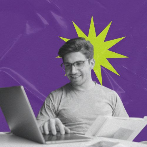 Homem utilizando notebook e sorrindo, sobre fundo roxo com elementos gráficos coloridos, representando tráfego pago e marketing digital.