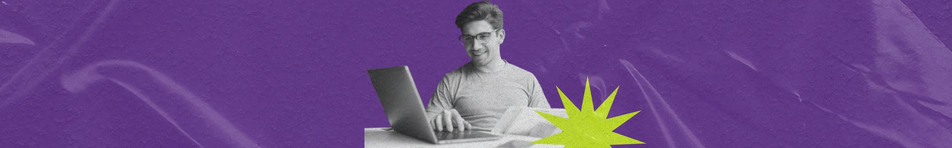 Homem utilizando notebook e sorrindo, sobre fundo roxo com elementos gráficos coloridos, representando tráfego pago e marketing digital.