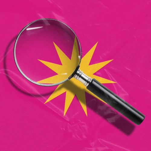 Lupa sobre fundo rosa com elementos gráficos amarelos, representando análise, comportamento digital e estratégias de marketing.