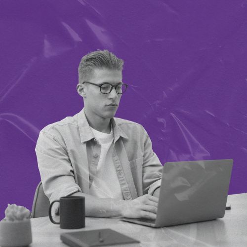 Pessoa utilizando um notebook em ambiente de trabalho, representando estratégias de copywriting,