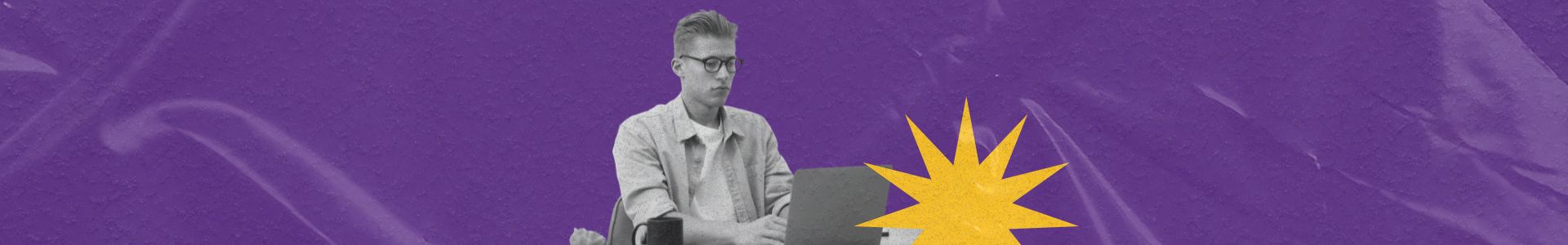 Pessoa utilizando um notebook em ambiente de trabalho, representando estratégias de copywriting.