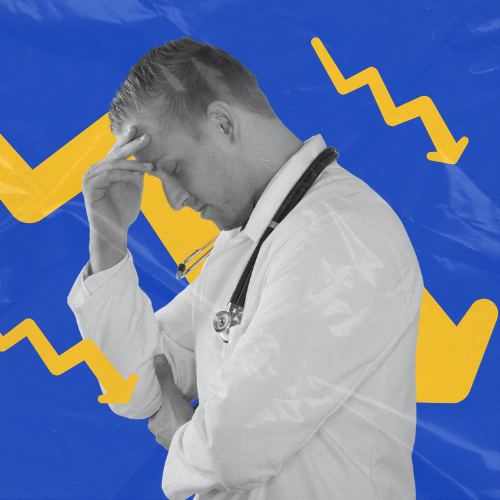 Médico com estetoscópio e jaleco branco, com a mão sobre a testa e expressão de preocupação, sobre fundo azul com setas amarelas apontando para baixo.